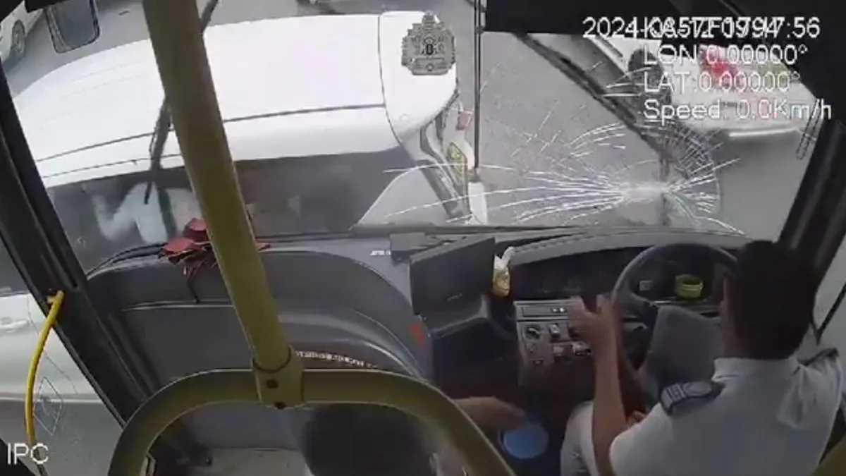 बेंगलुरु में वोल्वो बस ने कई कारों और मोटरसाइकिल को रौंदा, वीडियो वायरल